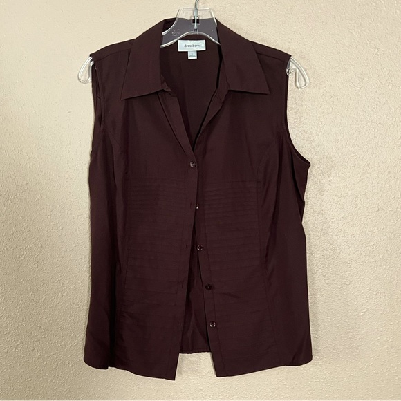 Sleeveless button down top with ribbed design - Picture 1 of 2